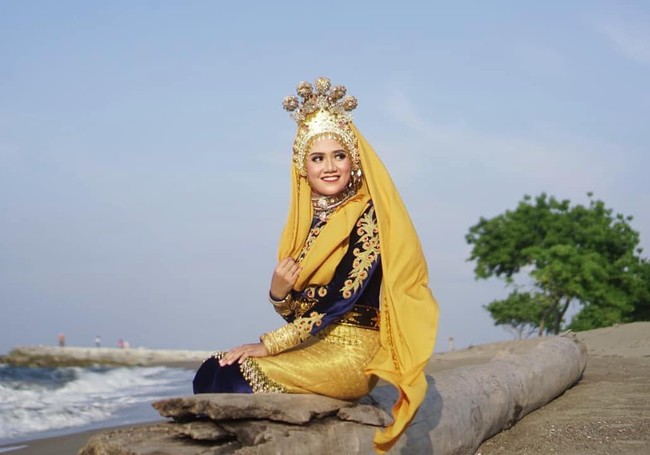 Afra Widi Wardani  mengaku sejak kecil sudah mulai terjun di dunia seni, khususnya dalam seni tarian tradisional Aceh. Afra pernah mewakili provinsi Aceh untuk acara Dunia Melayu Dunia Islam yang diselenggarakan di Malaka, Malaysia 2017. Foto: instagram @Afra Widi Wardani