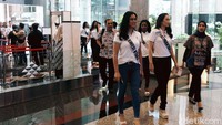 Usai menjalani pemeriksaan suhu tubuh para finalis Puteri Indonesia itu diperbolehkan untuk masuk ke dalam Gedung BEI, Jakarta.