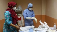 Dokter yang ditugaskan menangani pasien corona pun bersiap dengan pakaian khusus.