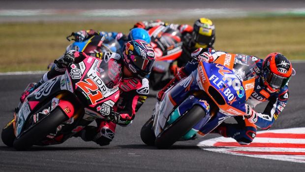 FLEXBOX HP 40 Spanish rider Augusto Fernandez (R), followed by +Ego Speed Up Italian rider, Fabio Di Giannantonio (L), competes on his way to win the San Marino Moto2 Grand Prix race at the Misano World Circuit Marco Simoncelli on September 15, 2019. (Photo by Marco Bertorello / AFP)