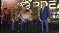 Semen Indonesia Group (SIG) memperoleh predikat Industry Leader (IL) atas pencapaian tingkat Kinerja Excellence (Excellence Level) yang mengacu pada Kriteria Penilaian Kinerja Unggul (KPKU) yang telah ditetapkan Kementerian BUMN.