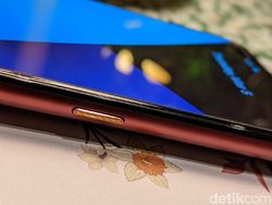 Menggenggam Realme X50 Pro 5G di Indonesia