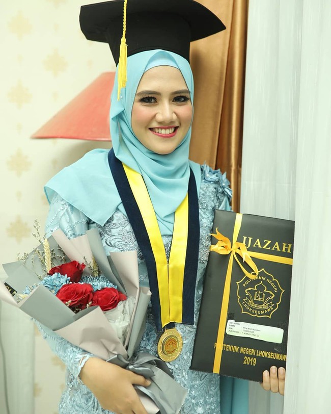 Dikutip dari laman Youtube  Official Puteri Indonesia, Afra Widi Wardani merupakan lulusan Sarjana teknik terapan kimia Politeknik Negeri Lhokseumawe dan memperoleh predikat cumlaude. Selama duduk di bangku perkuliahan, Afra aktif diberbagai organisasi, salah satunya Agro wisata kota Lhokseumawe. Dengan kegigihan saya selama duduk dibangku kuliah, saya lulus dengan predikat cumlaude. Foto: instagram @Afra Widi Wardani