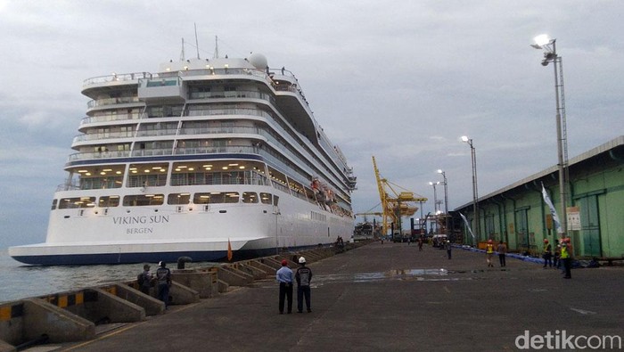 Kapal Pesiar Viking Sun akhirnya berlabuh di Pelabuhan Tanjung Perak, usai sebelumnya ditolak Pemkot Semarang. Kapal itu dibolehkan berlabuh tapi dengan syarat.