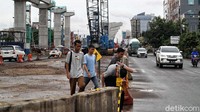 Sejumlah warga melintasi area sekitar pembangunan enam ruas tol dalam kota di kawasan Kelapa Gading, Jakarta.