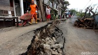 Akibatnya jalan tersebut tidak aman untuk dilalui pengendara.