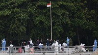 Sejumlah WNI ABK Diamond Princess mengangkut barang bawaan mereka saat tiba di Pulau Sebaru Kecil, Kepulauan Seribu, Jakarta. Antara Foto/Akbar Nugroho Gumay.