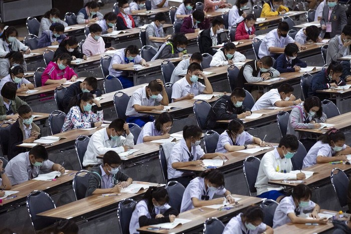 Siswa di Thailand ramai-ramai mengenakan masker saat mengikuti ujian masuk sekolah menengah. Hal itu dilakukan guna mencegah penyebaran virus corona.