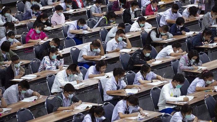 Siswa di Thailand ramai-ramai mengenakan masker saat mengikuti ujian masuk sekolah menengah. Hal itu dilakukan guna mencegah penyebaran virus corona.