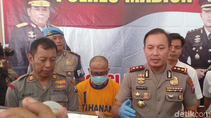 Polisi menggeledah sebuah rumah di Kecamatan Geger, Kabupaten Madiun. Dari rumah penjual bakso itu, petugas mengamankan 40 boks masker.