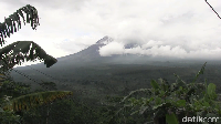 Gunung Semeru Muntahkan Lava Pijar Hingga Satu Kilometer