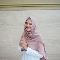 Dalam akun Instagramnya, Afra kerap tampil fenimin mengenakan tunik dan model hijab yang menutupi bagian dada. Ia juga menggunakan hijab pashmina sebagai andalan gaya hijabnya sehari-hari. Foto: Dok. Instagram @afrawardani.