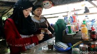 Selepas Madrasah Tsanawiyah (MTS) Febby tak melanjutkan sekolahnya ke SMA. Sehari-hari Febby hanya membantu ibunya menjaga warung kopi. Selain itu Febby juga rajin mengurusi neneknya Penti Suwanti (51) yang terbaring karena sakit stroke yang dideritanya.