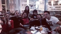 Kalau momen yang satu ini memperlihatkan kekompakan Judika saat makan di restoran. Kali ini mereka memiliki restoran pizza sebagai tempat kulineran dan nongkrong bareng teman-temannya. Foto: Instagram @jud1ka