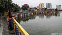 Sejumlah warga tengah beraktivitas di area sekitar Danau Sunter Jaya, Jakarta Utara, Kamis (5/3/2020).