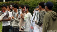 Sejumlah demonstran bahkan terlihat menghias wajah mereka saat ikut serta dalam aksi unjuk rasa menuntut Jokowi menutup pasar satwa liar tersebut.