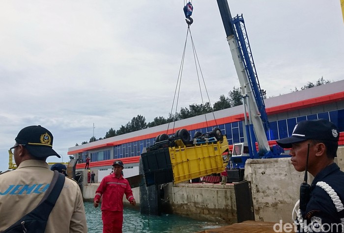 Truk Muatan Semen yang Nyemplung ke Laut Dievakuasi Truk muatan semen nyemplung ke laut di Pelabuhan Merak, Banten. Proses evakuasi dengan menggunakan crane dilakukan untuk mengangkat truk itu ke dermaga.