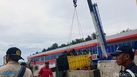 Petugas mengevakuasi truk bermuatan semen yang nyemplung ke laut di Pelabuhan Merak, Banten, Kamis (5/3/2020).
