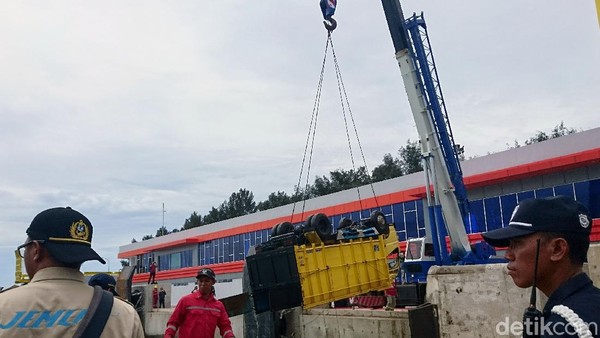 Truk Muatan Semen yang Nyemplung ke Laut Dievakuasi