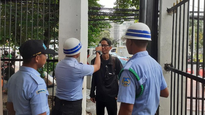 Pengecekan suhu tubuh di kompleks MPR/DPR, Senayan