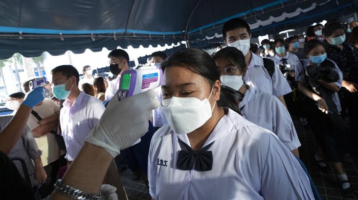 Siswa di Thailand ramai-ramai mengenakan masker saat mengikuti ujian masuk sekolah menengah. Hal itu dilakukan guna mencegah penyebaran virus corona.