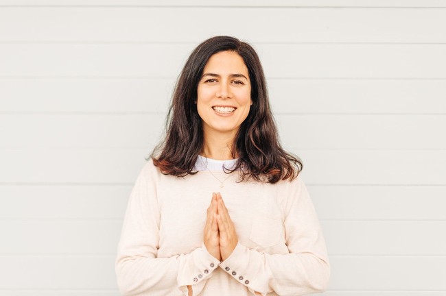 Secara umum, bahasa tubuh ini dilakukan sebagai ungkapan kekaguman, penghormatan, penghargaan dan rasa terima kasih. Sementara dalam konteks keagamaan, namaste merupakan salah satu gerakan ibadah. Foto: iStock