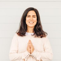 Secara umum, bahasa tubuh ini dilakukan sebagai ungkapan kekaguman, penghormatan, penghargaan dan rasa terima kasih. Sementara dalam konteks keagamaan, namaste merupakan salah satu gerakan ibadah. Foto: iStock