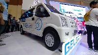 Lini kendaraan komersial tak mau kalah untuk mengenalkan kendaraan ramah lingkungan di ajang Gaikindo Indonesia International Commercial Vehicle Expo (GIICOMVEC) 2020, Kamis (5/3/2020). Setelah Mitsubishi Fuso meluncurkan truk listrik eCanter, giliran DFSK yang memperkenalkan mobil van listrik.