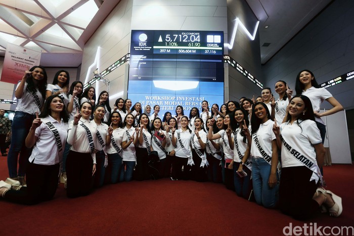 Finalis Puteri Indonesia 2020 Kunjungi Bursa Efek 39 Finalis Puteri Indonesia 2020, mengunjungi sekaligus membuka perdagangan bursa efek, di Gedung BEI, Jakarta, Kamis (05/03/2020). Dalam kunjungannya mereka juga mendapat pembekalan terkait perdagangan saham.