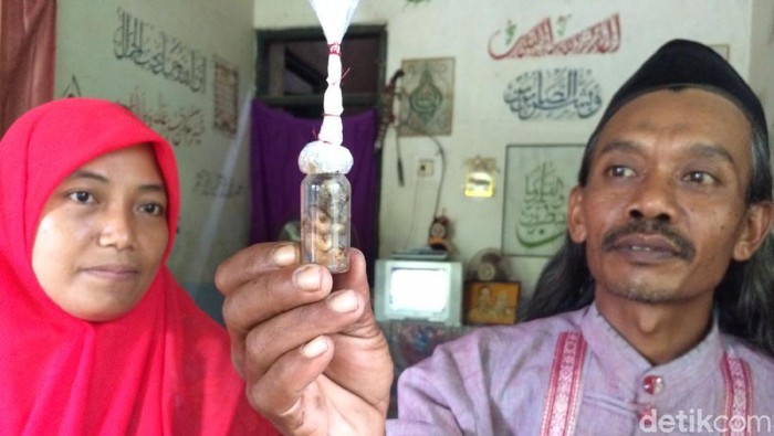 Mbah Gondrong memperlihatkan tuyul bermuka seram yang ditemukannya