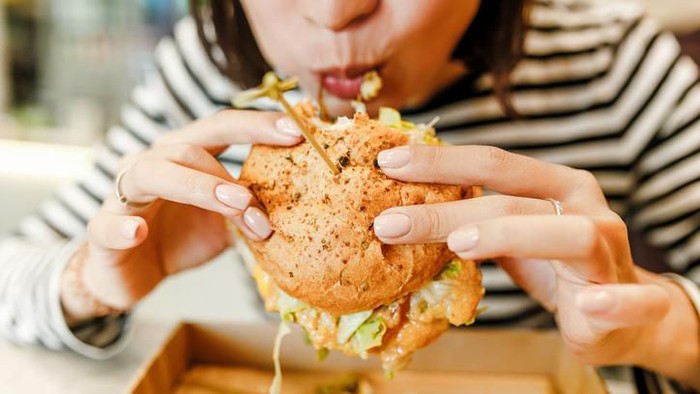 cara makan burger