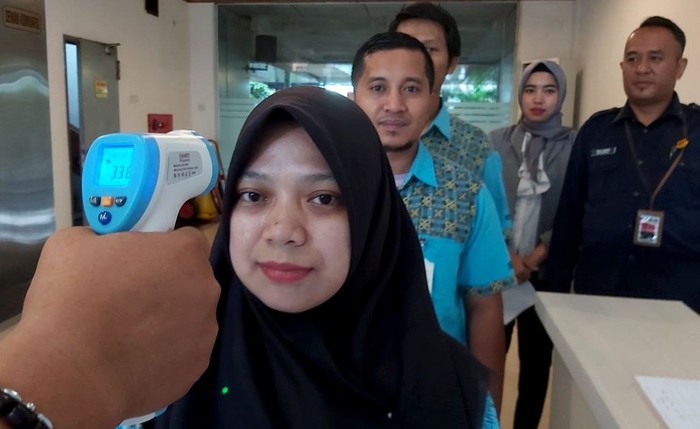 Berbagai langkah preventif guna mencegah penyebaran virus corona terus dilakukan di PLN. Para pegawai pun diperiksa suhu tubuhnya saat akan memasuki gedung.