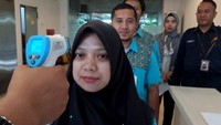 Sejumlah pegawai PLN mengantre untuk menjalani pemeriksaan suhu tubuh. Istimewa/Dok. PLN.