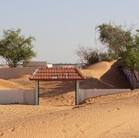Karena letaknya yang berada di tengah gurun pasir, desa ini juga dikabarkan kerap dilanda badai pasir. Hal ini juga yang menjadi salah satu alasan mengapa para penduduknya memutuskan untuk pergi. Foto: dok. Journeys With Jade dan Aelita Senvaitye