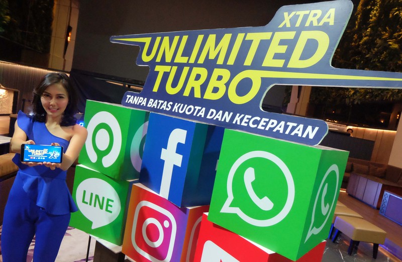 Chief Marketing Officer XL Axiata David Arcelus Oses (tengah) bersama Group Head Region JabodetabekXL Axiata Francky Rinaldo Pakpahan (kanan) dan Group Head Mass Segment Axiata Bernard Ho (kiri) meluncurkan fitur Xtra Unlimited Turbo di Jakarta, Kamis (5/3/2020). Fitur untuk pelanggan XL prabayar tersebut memberikan manfaat tambahan berupa akses aplikasi pilihan tanpa batasan kuota dan kecepatan. FOTO ANTARA/Puspa Perwitasari/foc.