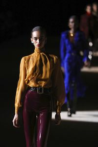 Fashion show Saint Laurent di Paris Fashion Week yang dihadiri Nga Nguyen sebelum positif virus corona.