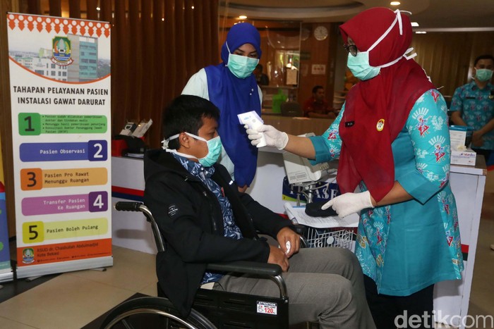 RSUD Kota Bekasi, Jawa Barat, menggelar simulasi penanganan pasien virus corona. Begini prosesnya.