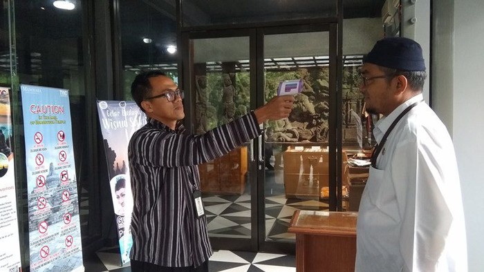 Peragaan pemakaian thermal scanner terhadap pengunjung di Manohara, Candi Borobudur, Magelang, Jawa Tengah. (foto: Eko Susanto/detikcom)