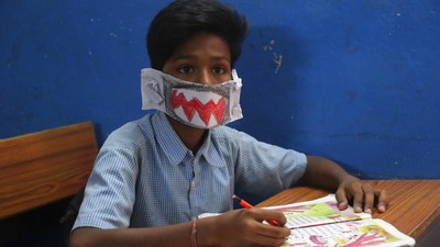 Antisipasi Corona, Siswa India Pakai Masker Buatan Sendiri