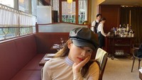 Lagi-lagi di luar negeri, pose Yeri di sebuah restoran hotel ini menyita perhatian. Ia telah menghabiskan dua porsi makanan lho! Foto: Instagram @yerimiese