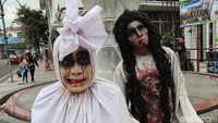Tak hanya itu, cosplayer yang mengenakan pakaian dan dandanan hantu, seperti pocong, kuntil anak, drakula dan valak, masih menjadi buruan wisatawan untuk berswafoto.