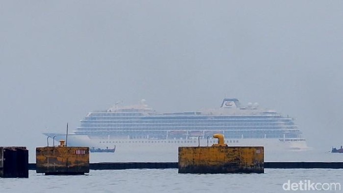 Kapal Pesiar Viking Sun, saat hendak sandar di Pelabuhan Semarang