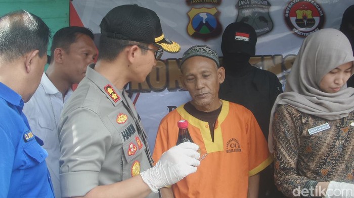 Berbekal buku bekas, seorang kakek di Lamongan memproduksi jamu secara ilegal. Aksi itu berlangsung selama 24 tahun.