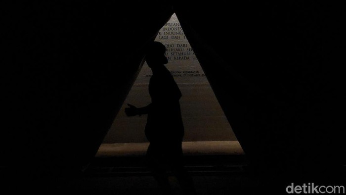 Jakarta tak hanya menarik untuk dikunjungi saat siang hari. Kerlap-kerlip lampu ibu kota membuat suasana malam di Jakarta penuh warna.