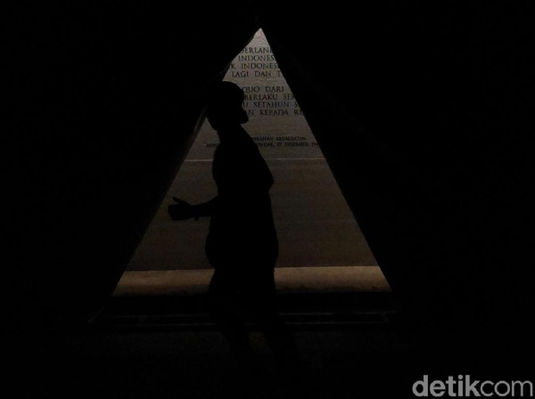 Tak heran meski telah malam kawasan Lapangan Banteng masih diramaikan oleh sejumlah warga yang hilir mudik beraktivitas di kawasan tersebut. Tak heran meski telah malam kawasan Lapangan Banteng masih diramaikan oleh sejumlah warga yang hilir mudik beraktivitas di kawasan tersebut.