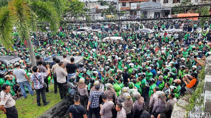 Ribut massa ojol vs kelompok debt collector di Sleman, Kamis (5/3/2020).