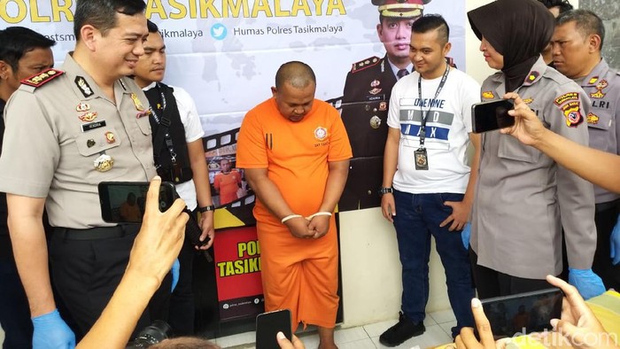 Agus Mulyadi  (43) mucikari prostitusi online di Tasikmalaya