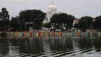 Sejumlah tengah asyik berolahraga di Danau Sunter, Jakarta Utara.
