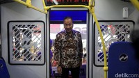 Sebelumnya, Menperin Agus Gumiwang telah lebih dahulu membuka pameran tersebut. Ia pun kemudian melihat berbagai kendaraan komersial yang ditampilkan di pameran tersebut.