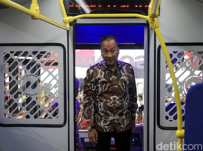 Menperin Tinjau Ragam Kendaraan Komersial di Pameran Otomotif Menperin Agus Gumiwang Kartasasmita membuka pameran GIIOMVEC di JCC. Ia pun turut meninjau berbagai kendaraan yang dipamerkan di ajang tersebut.